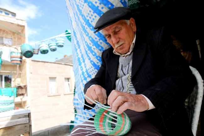 70 yıldır sepet örerek ekmeğini kazanıyor